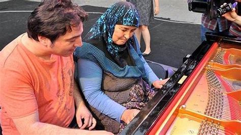F­a­z­ı­l­ ­S­a­y­ ­i­l­e­ ­P­i­y­a­n­o­ ­Ç­a­l­a­n­ ­6­5­ ­Y­a­ş­ı­n­d­a­k­i­ ­N­e­n­e­